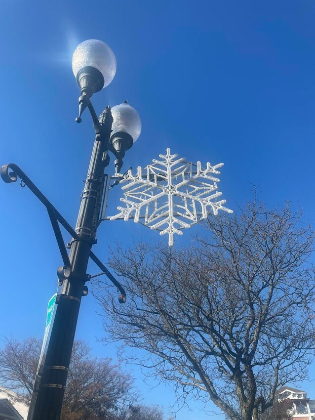 New holiday décor adorns Main Street light poles The Islip Bulletin